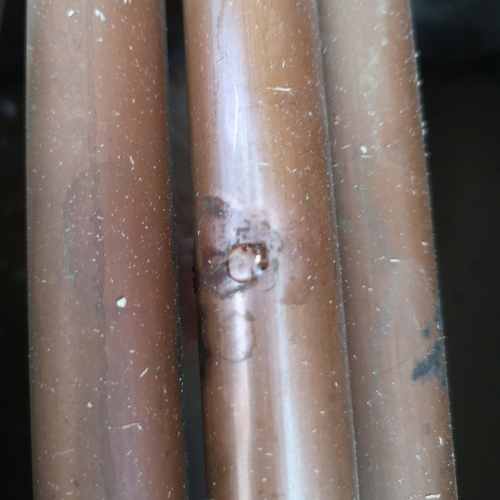 Leak on heating pipe from screw
